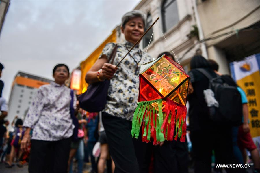 Célébrations de la Fête de la lune à travers le monde