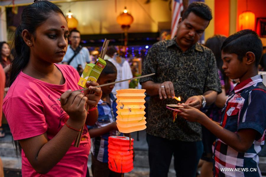 Célébrations de la Fête de la lune à travers le monde