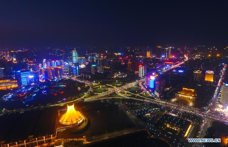 Chine: vue nocturne de la ville de Nanning