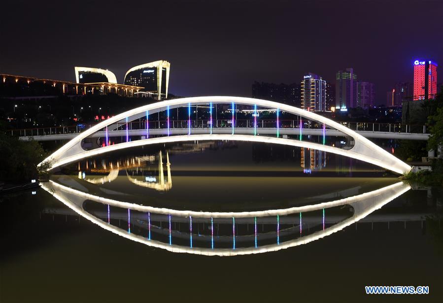 Chine: vue nocturne de la ville de Nanning