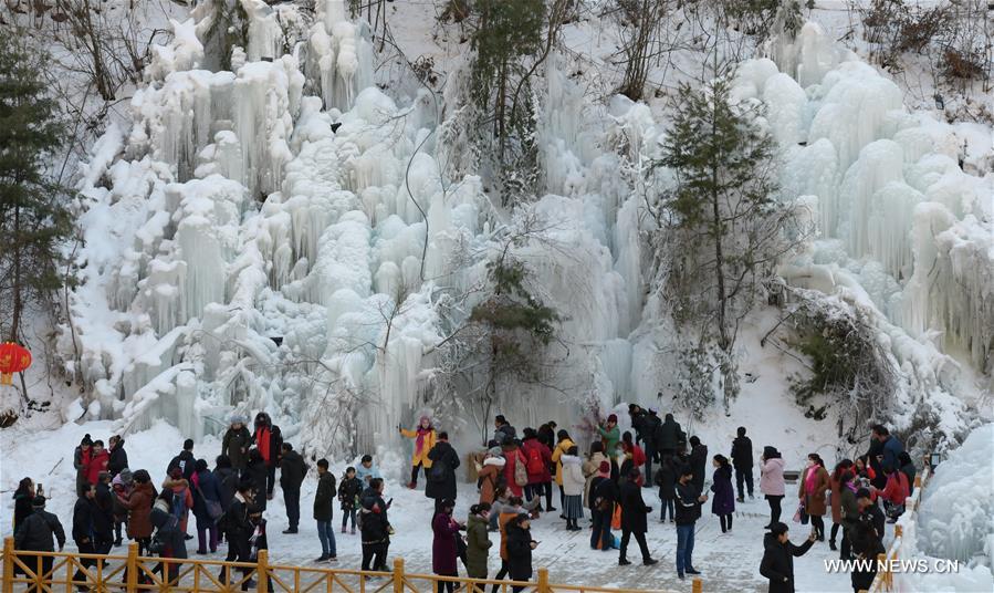 Des glaçons au site pittoresque de Dadunxia dans le nord-ouest de la Chine