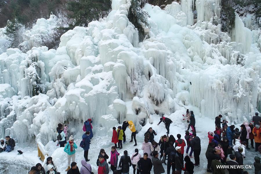 Des glaçons au site pittoresque de Dadunxia dans le nord-ouest de la Chine