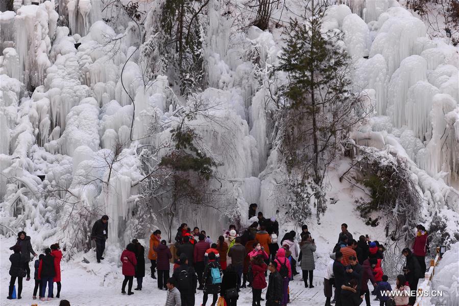 Des glaçons au site pittoresque de Dadunxia dans le nord-ouest de la Chine