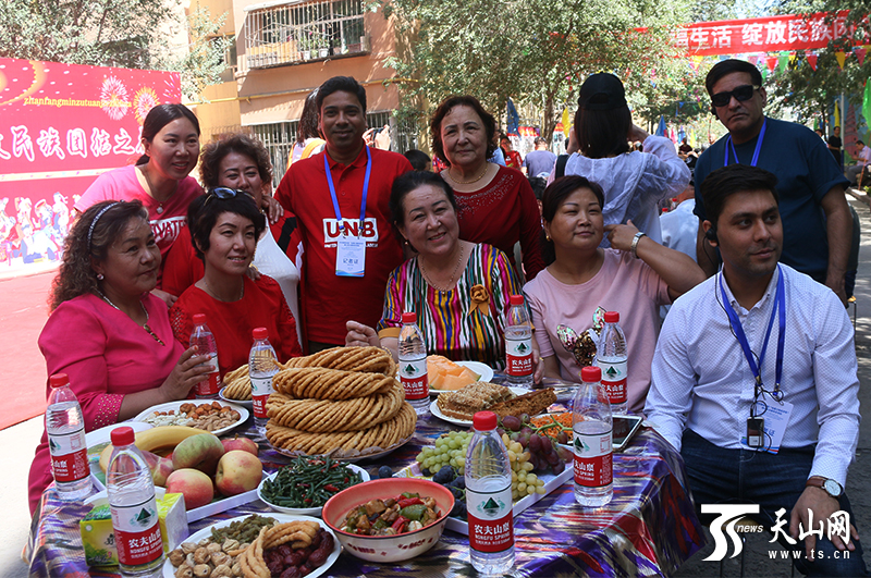 Les journalistes originaires des pays le long des pays de la Route de la Soie en voyage de presse au Xinjiang