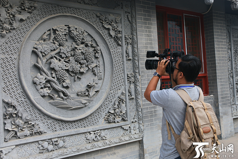 Les journalistes originaires des pays le long des pays de la Route de la Soie en voyage de presse au Xinjiang