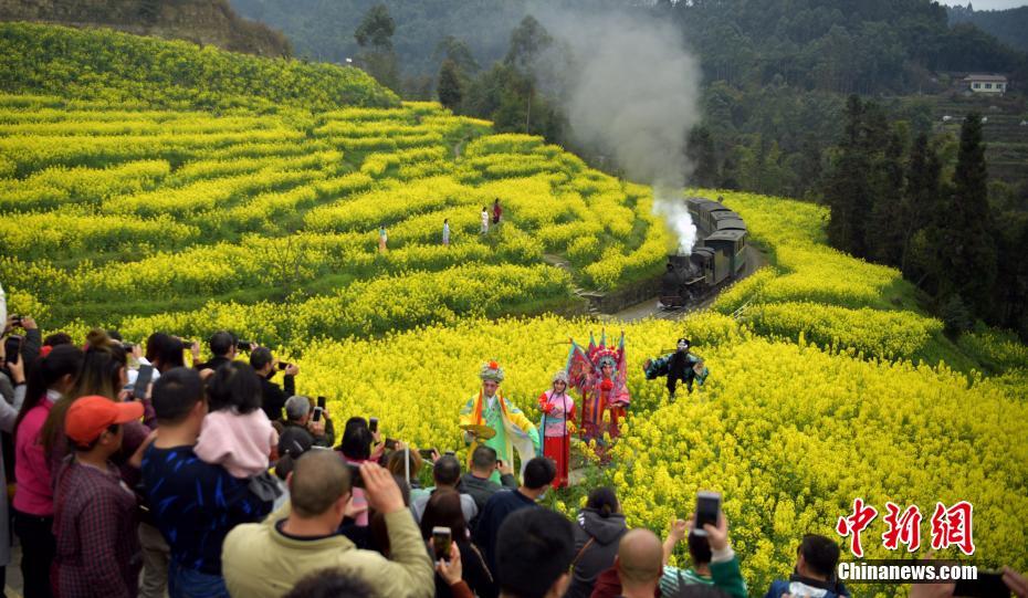 Venez prendre le petit train de Jiayang pour un voyage printanier !