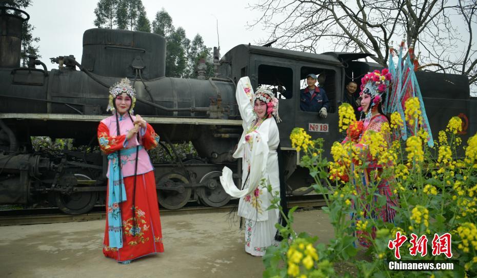 Venez prendre le petit train de Jiayang pour un voyage printanier !