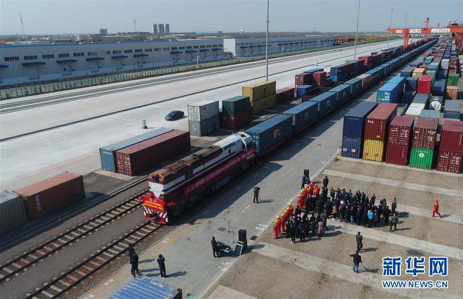 Départ du train de marchandises express Chine-Europe de Qingdao à Minsk