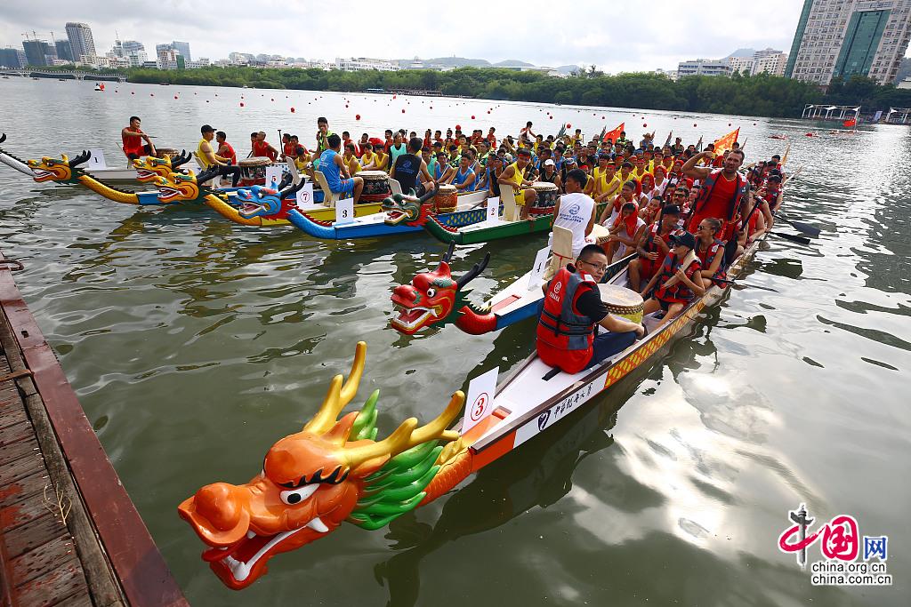 Un aperçu des coutumes folkloriques de la Fête des Bateaux-dragons