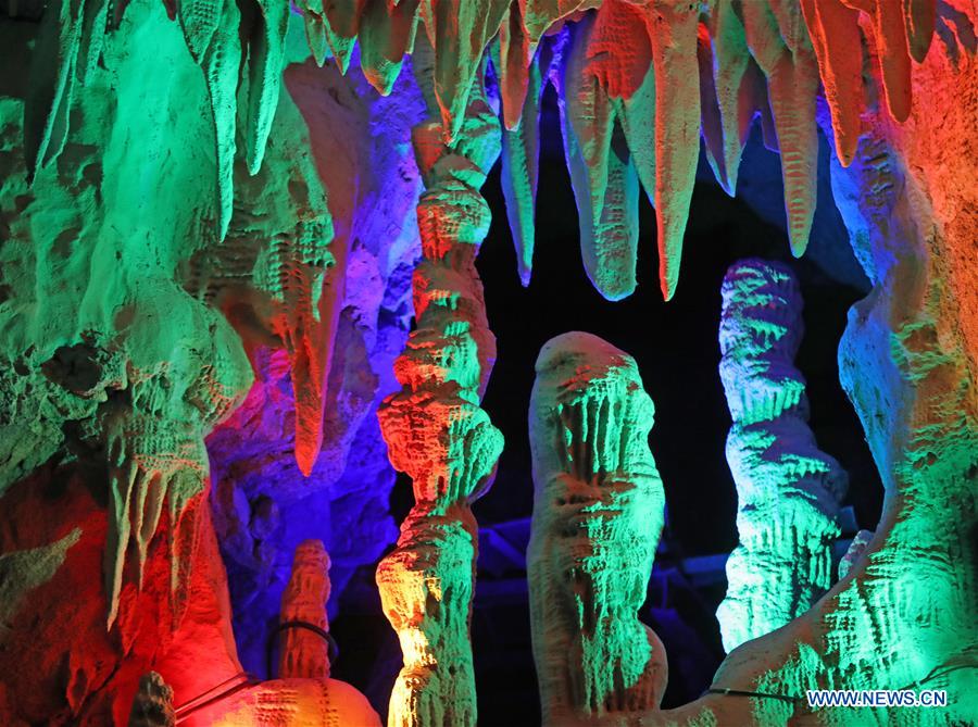 Une grotte karstique dans le nord-est de la Chine