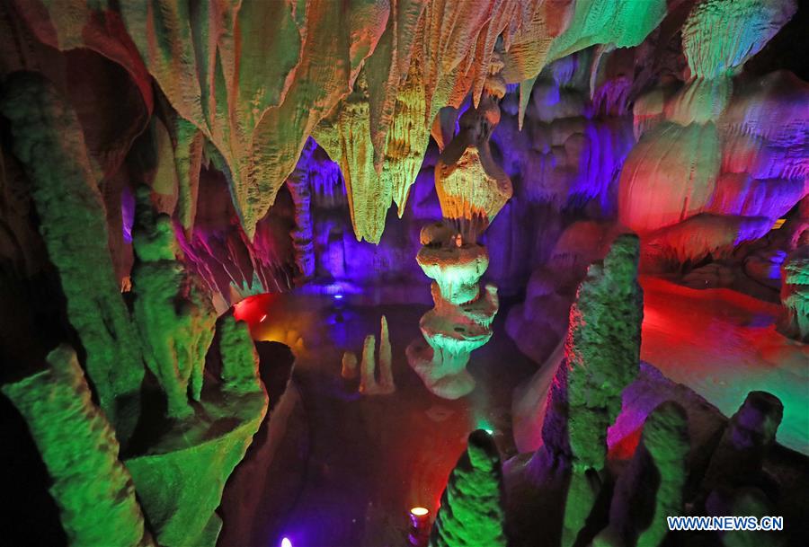 Une grotte karstique dans le nord-est de la Chine