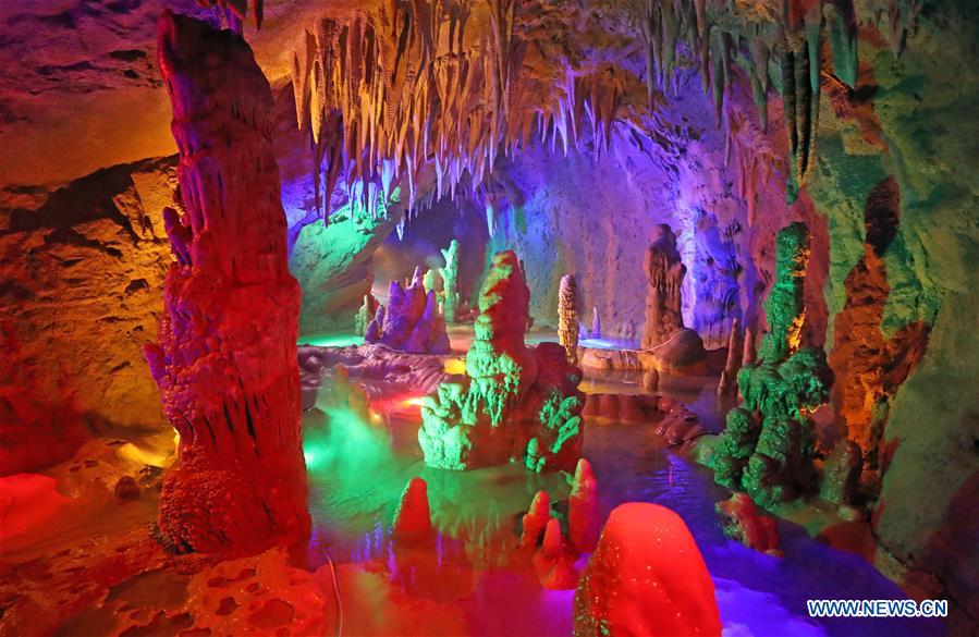 Une grotte karstique dans le nord-est de la Chine