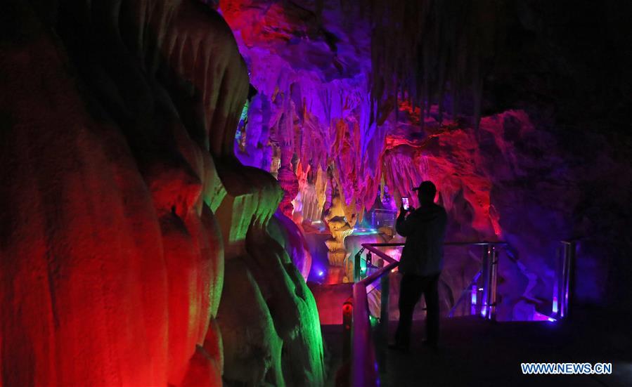 Une grotte karstique dans le nord-est de la Chine