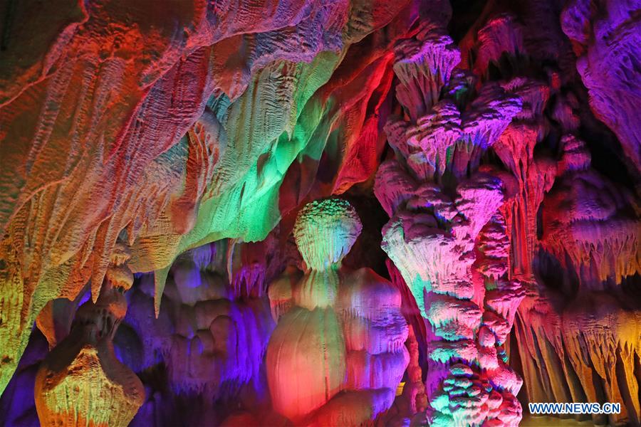 Une grotte karstique dans le nord-est de la Chine