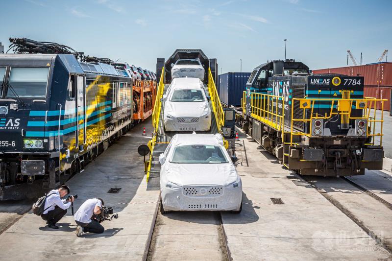 Arrivée en Belgique du premier train de transport mixte exportant des voitures Volvo de fabrication chinoise