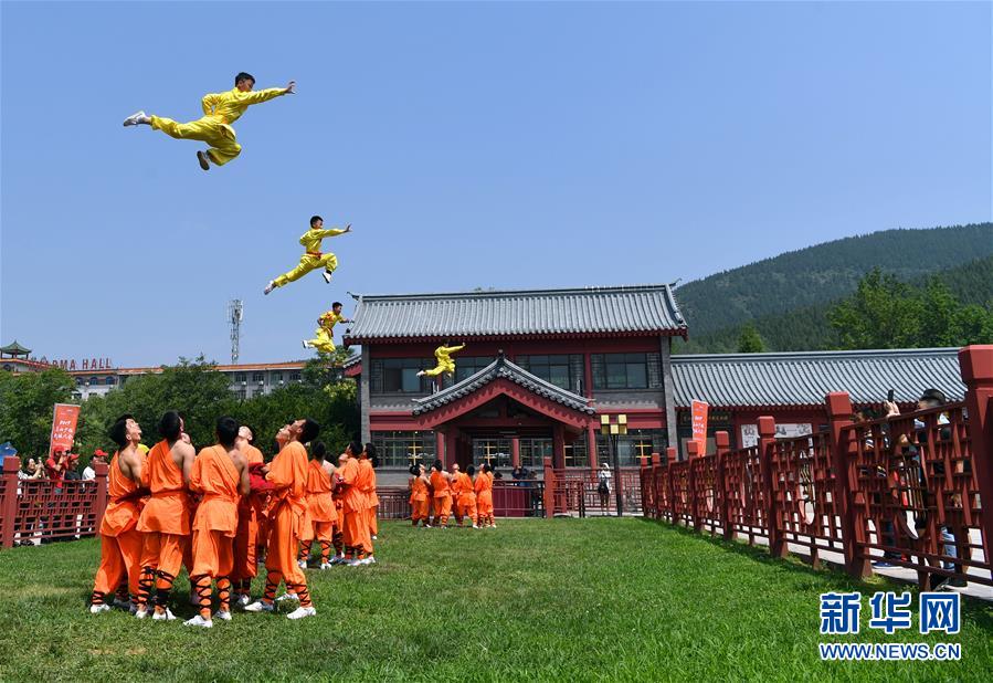 Chine : spectacle d'arts martiaux au temple Shaolin