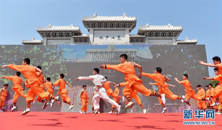 Chine : spectacle d'arts martiaux au temple Shaolin