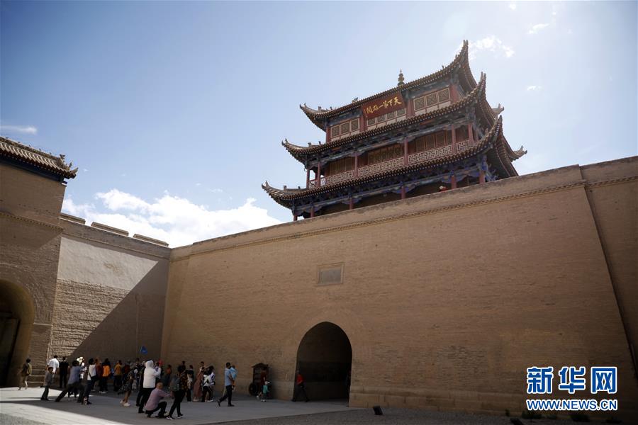 Gansu : la Grande Muraille de Jiayuguan entre dans sa haute saison touristique