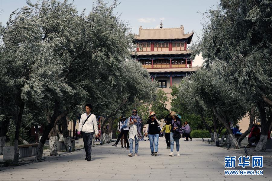 Gansu : la Grande Muraille de Jiayuguan entre dans sa haute saison touristique