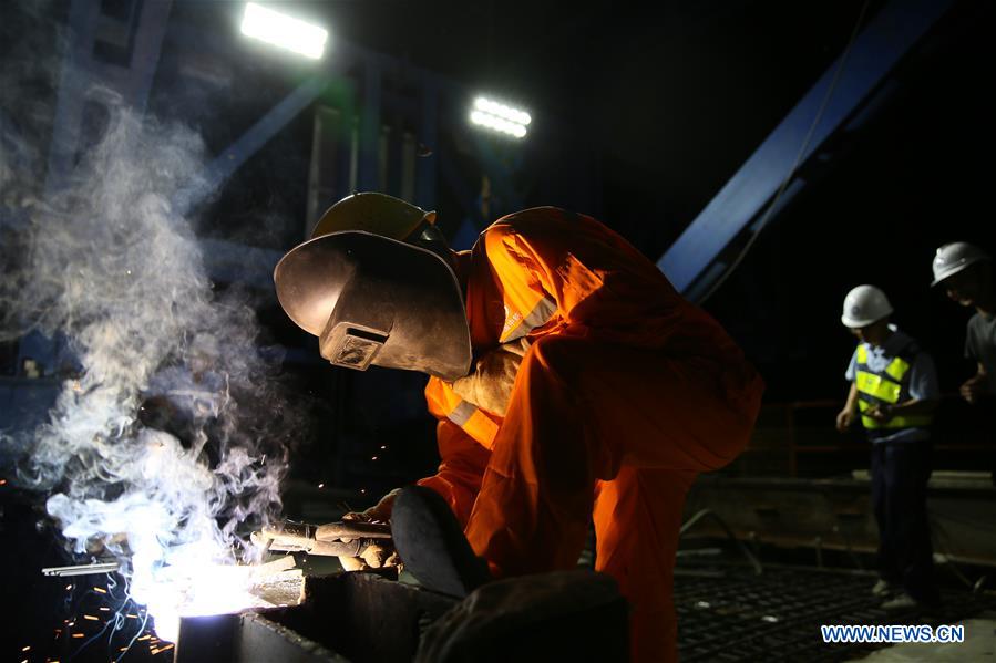 Achèvement du pont ferroviaire Chine-Laos sur le Mékong