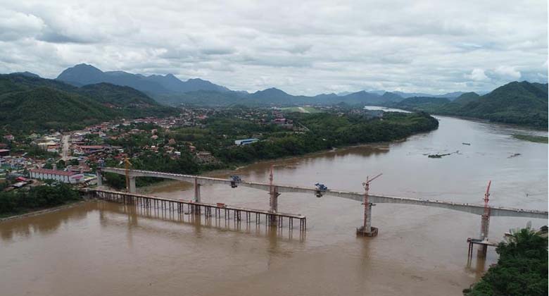 Achèvement du pont ferroviaire Chine-Laos sur le Mékong