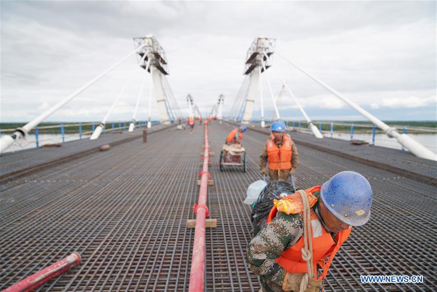 Construction d'un pont autoroutier reliant la Chine à la Russie