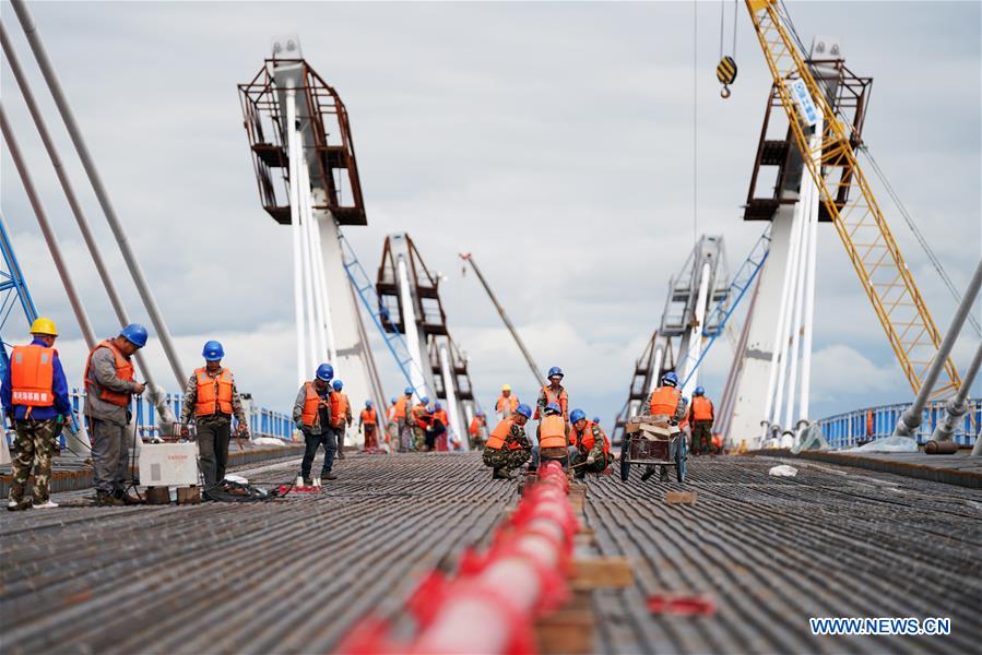 Construction d'un pont autoroutier reliant la Chine à la Russie