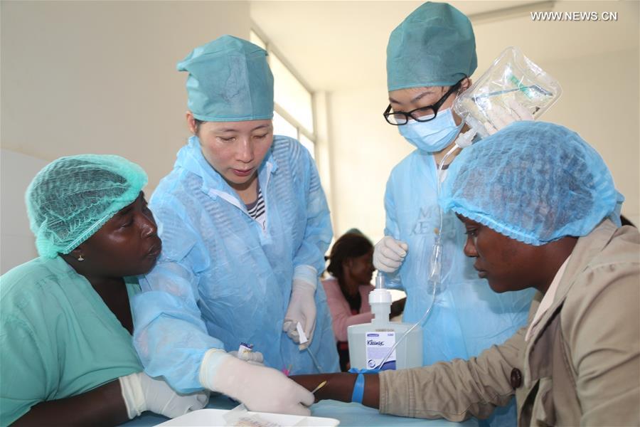 Depuis des décennies, les médecins chinois aident à revitaliser la santé publique en Afrique