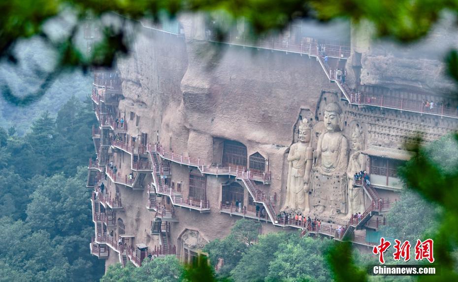 Gansu : la grotte du mont Maiji plongée dans une brume épaisse