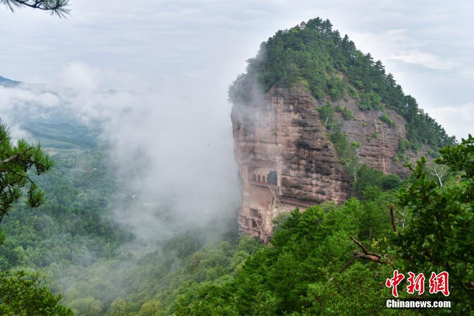 Gansu : la grotte du mont Maiji plongée dans une brume épaisse