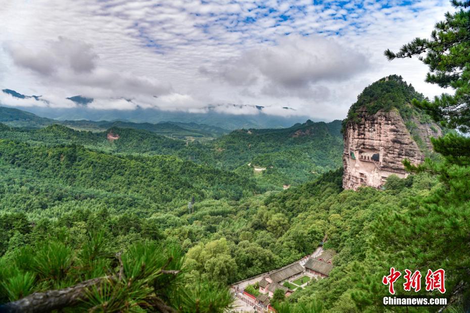 Gansu : la grotte du mont Maiji plongée dans une brume épaisse