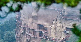 Gansu : la grotte du mont Maiji plongée dans une brume épaisse