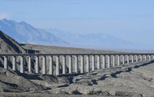 Xinjiang : construction de ponts sur la ligne de chemin de fer Golmud-Korla pour protéger l'environnement