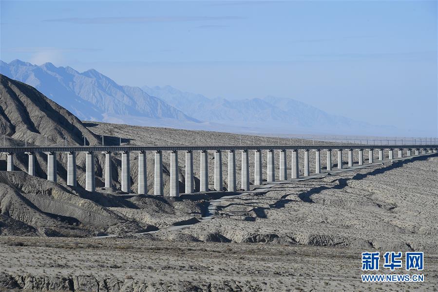 Xinjiang : construction de ponts sur la ligne de chemin de fer Golmud-Korla pour protéger l'environnement