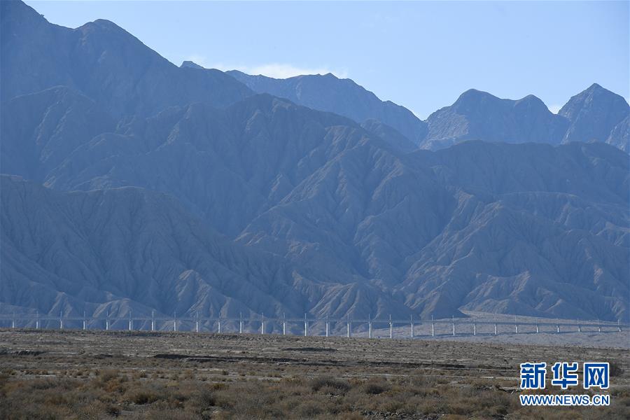 Xinjiang : construction de ponts sur la ligne de chemin de fer Golmud-Korla pour protéger l'environnement