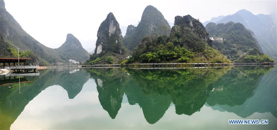 Chine: paysage de la zone pittoresque du lac Haokun au Guangxi