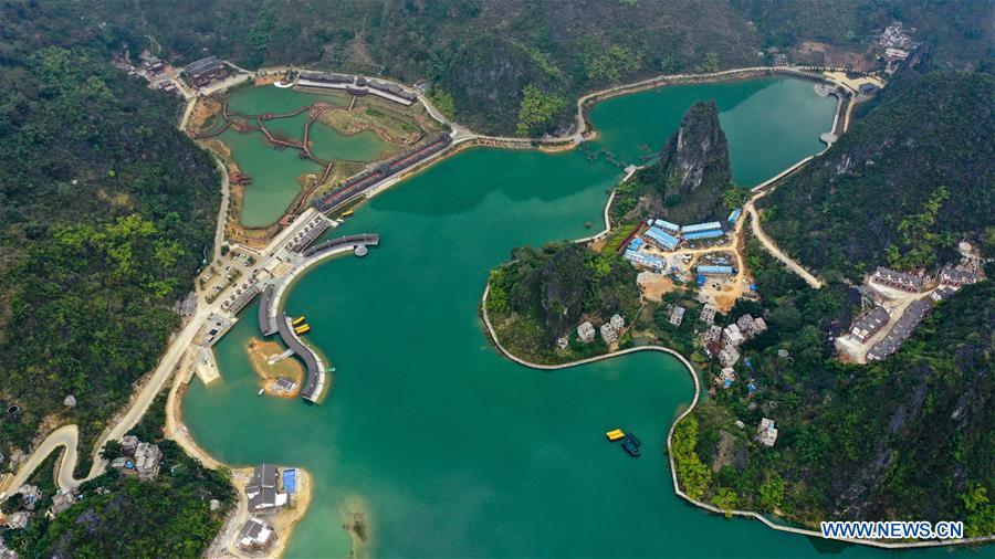 Chine: paysage de la zone pittoresque du lac Haokun au Guangxi