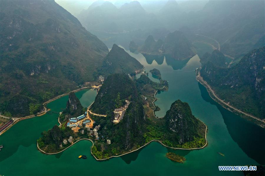 Chine: paysage de la zone pittoresque du lac Haokun au Guangxi