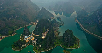 Chine: paysage de la zone pittoresque du lac Haokun au Guangxi