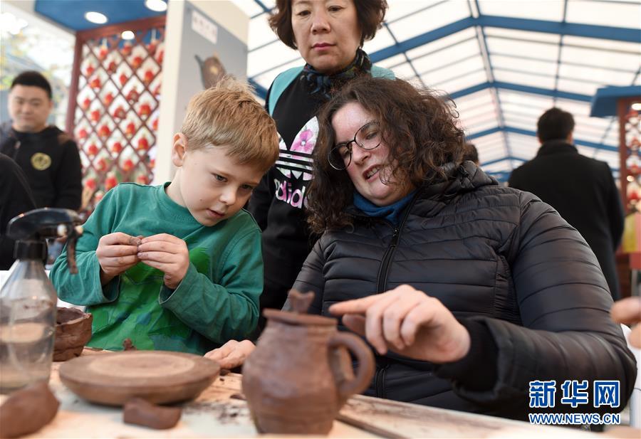 Des étrangers découvrent le patrimoine culturel immatériel chinois à Hangzhou