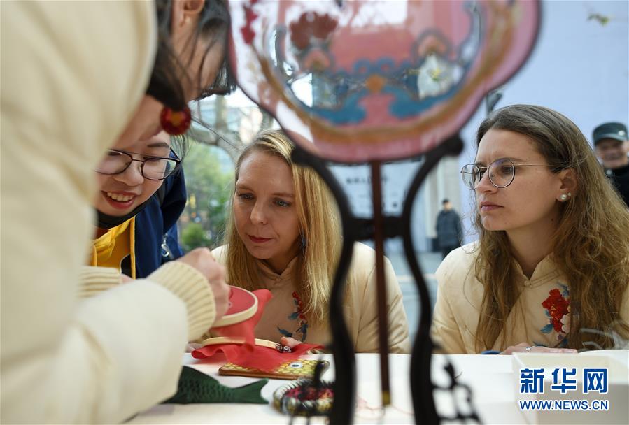 Des étrangers découvrent le patrimoine culturel immatériel chinois à Hangzhou