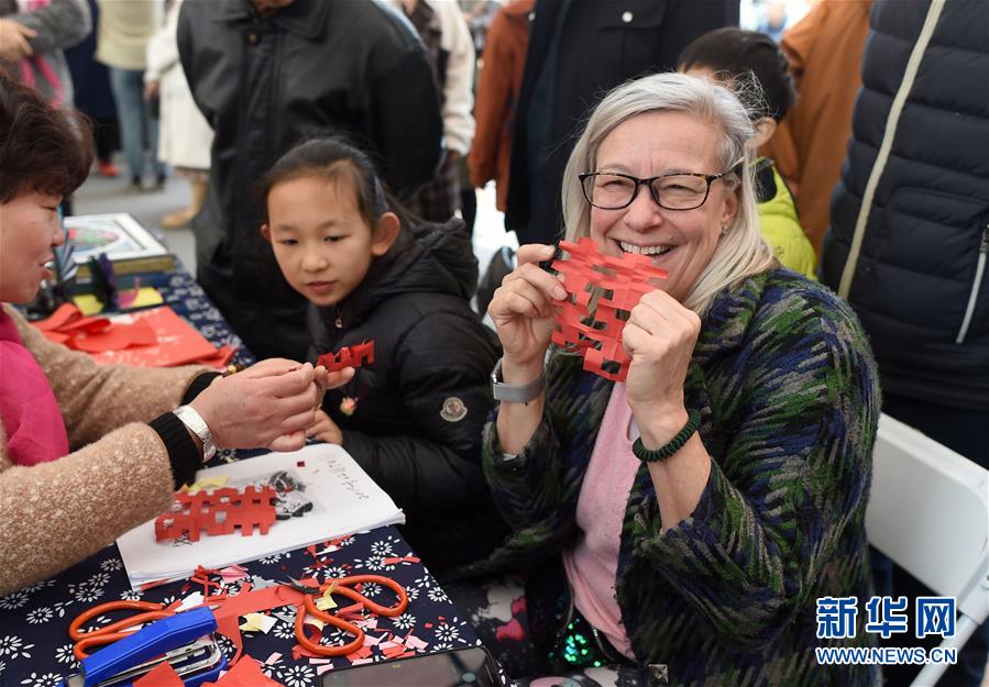 Des étrangers découvrent le patrimoine culturel immatériel chinois à Hangzhou