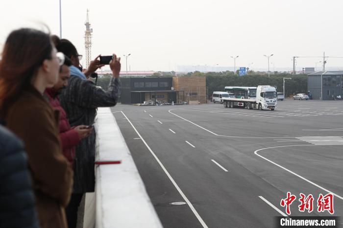 Des journalistes de pays riverains de « La Ceinture et la Route » en visite dans la zone de libre-échange de Shanghai