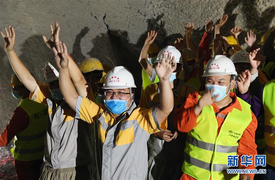 L'achèvement d'un tunnel sur un chemin de fer Chine-Laos