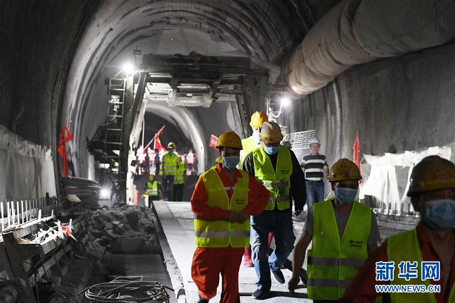 L'achèvement d'un tunnel sur un chemin de fer Chine-Laos