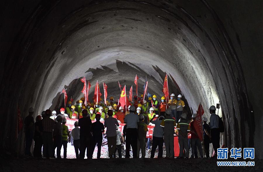 L'achèvement d'un tunnel sur un chemin de fer Chine-Laos