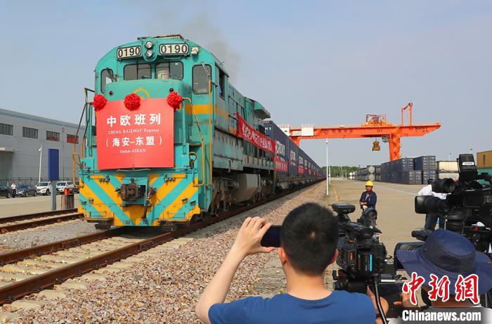 Départ du premier train de fret de la ligne Jiangsu-Hanoï