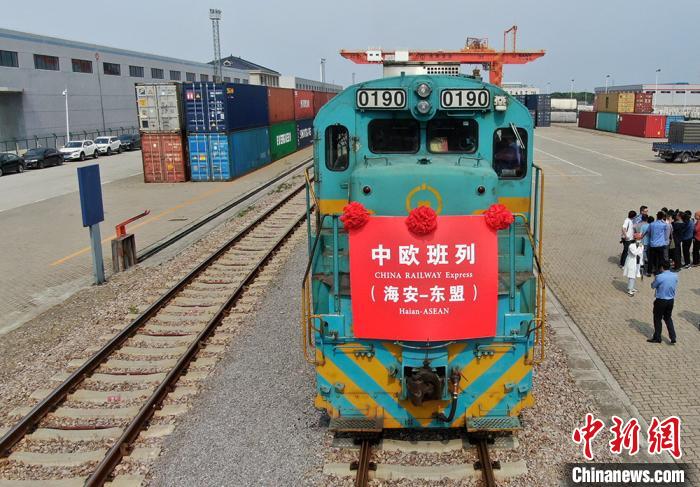 Départ du premier train de fret de la ligne Jiangsu-Hanoï