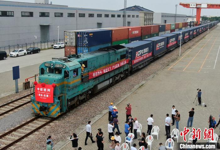 Départ du premier train de fret de la ligne Jiangsu-Hanoï