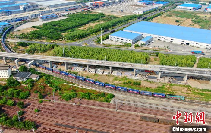 Départ du premier train de fret de la ligne Jiangsu-Hanoï